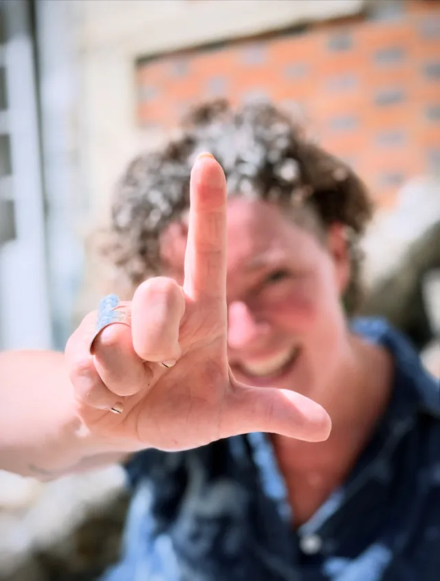 “Ah een LEFTIE, een creatieveling!”
Dat hoor ik vaak, zodra iemand doorheeft dat ik links ben. Yup that’s me. 
Schrijven, bellen en zelfs in het stemhokje. Ook door de zoeker van mijn camera kijk ik met links. 
Met rechts lukt het oprecht niet, kan me dan niet concentreren.

Tijdens een shoot doen mijn ogen twee dingen tegelijk. Links kijk ik naar 
mijn model. En rechts houdt de omgeving in de gaten of er niet net iemand 
door mijn beeld gaat lopen. Los bewegen lukt niet hoor, ik ben geen kameleon.

Ondertussen praat ik. Een vraag, een geintje, een beetje aanmoediging. 
En soms laat ik m’n camera even zakken, omdat iemand op dat moment 
gewoon oprecht oogcontact nodig heeft.

Vandaag, 13 augustus, is het Wereld Linkshandigendag. So all fellow LEFTIES raise your hand!