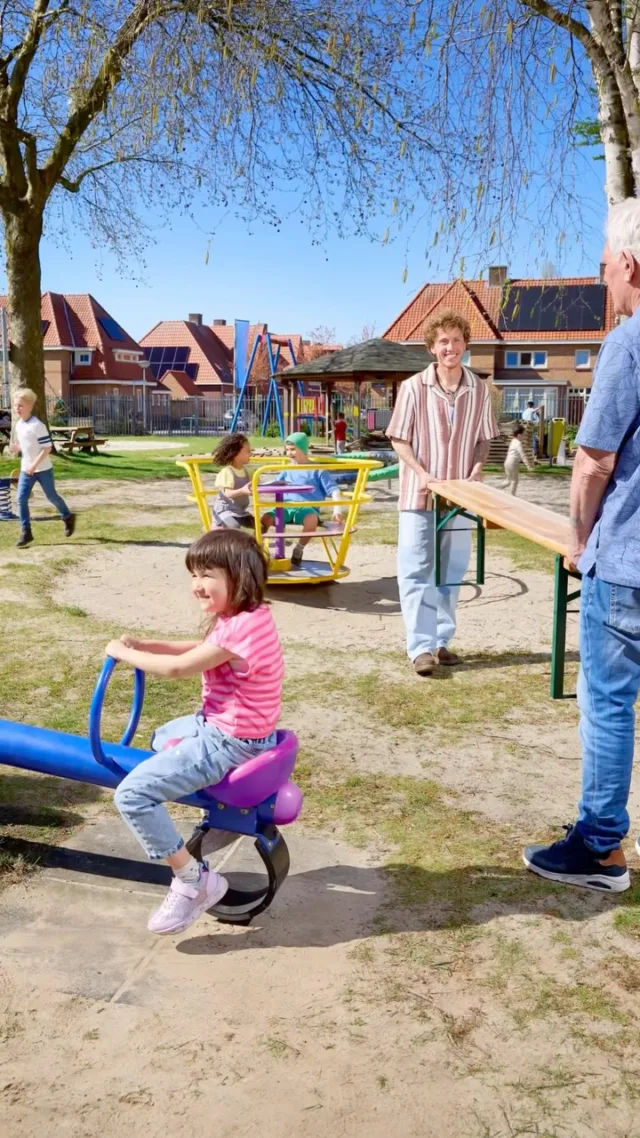 “Net een puzzel van Jan van Haasteren.”

Of waar is Wally. Overal gebeurt iets, en het moet ook allemaal tegelijk gebeuren.

Drie kleuters van vier tegelijk aansturen gaat niet, dat weet ik van tevoren. Dus had ik een wat ouder blond jongetje erbij gezocht. Zo’n eigenwijs koppie, die heb ik écht nodig in de chaos.

Hij rende, de kleintjes keken alleen nog naar hem, en die molen ging minstens 93 keer rond. Bam. Raak.

Wacht, wat?

Een ventje van tweeënhalf liep verlekkerd dwars door het beeld.

Nog vier rondjes extra gedraaid en tóen stond ‘ie er echt op!

Met dank aan 
@woonbedrijf040 @wapenfeiteindhoven @niocaptured